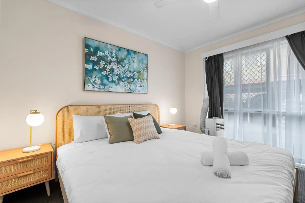 The Tropical - Pet Friendly 2Br Escape Near Beach & Tram With Parking Guldkusten 0*,  Australien