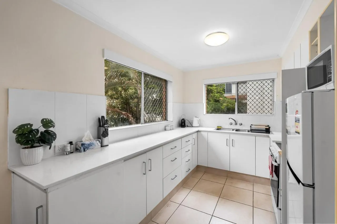 The Tropical - Pet Friendly 2Br Escape Near Beach & Tram With Parking Guldkusten 0*,  Australien