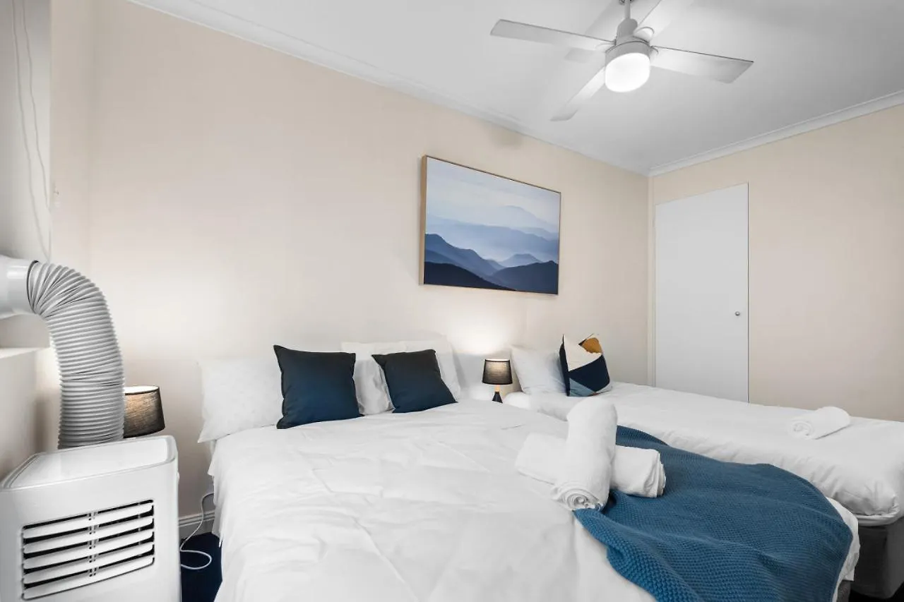 Lägenhet The Tropical - Pet Friendly 2Br Escape Near Beach & Tram With Parking Guldkusten Australien