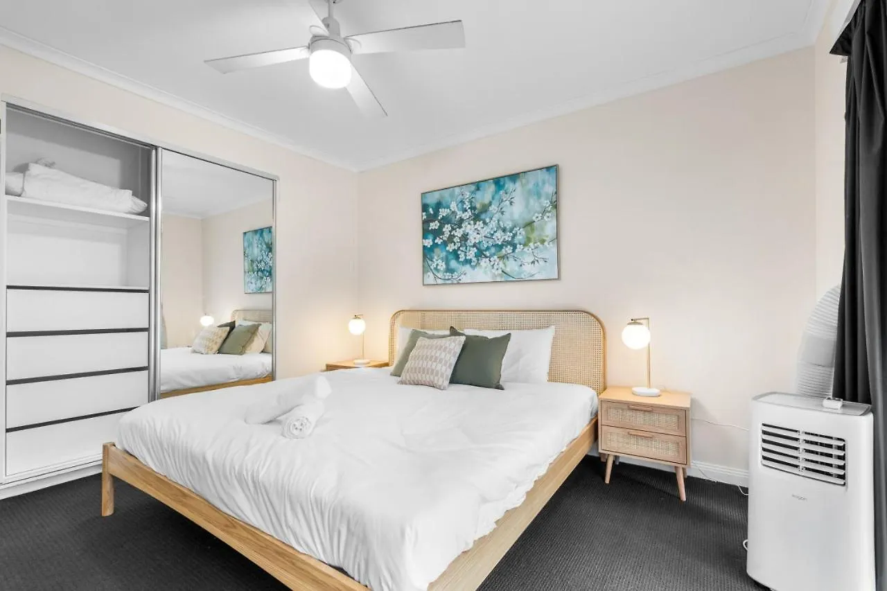 The Tropical - Pet Friendly 2Br Escape Near Beach & Tram With Parking Guldkusten 0*,  Australien