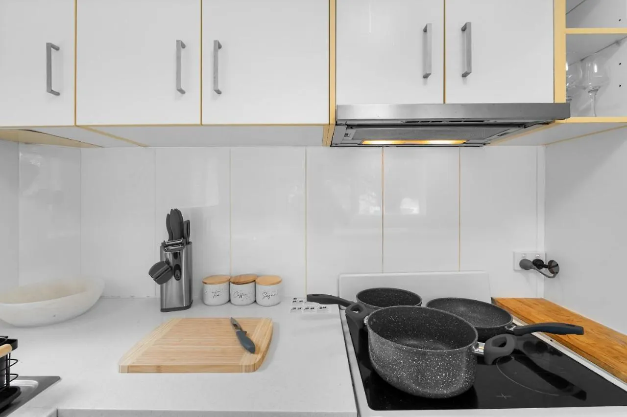 Lägenhet The Tropical - Pet Friendly 2Br Escape Near Beach & Tram With Parking Guldkusten