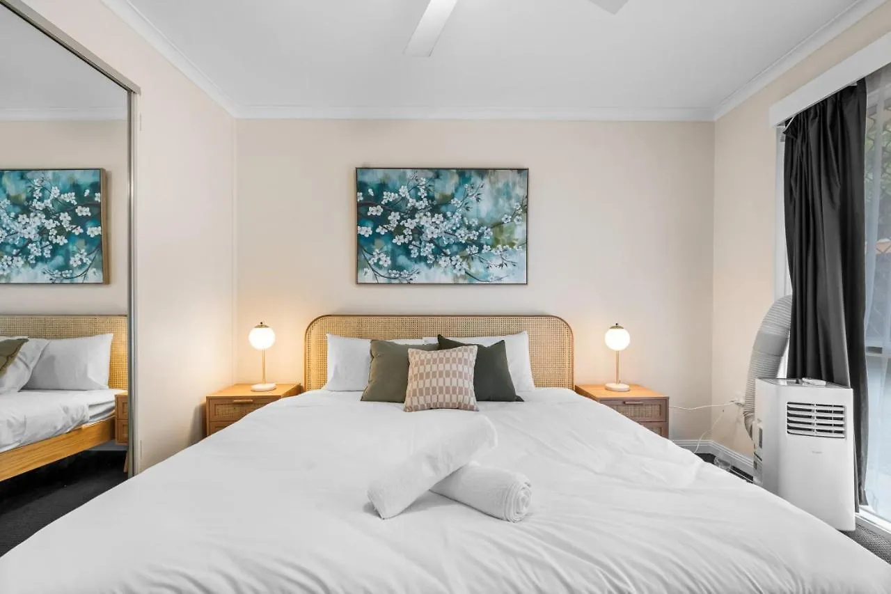 The Tropical - Pet Friendly 2Br Escape Near Beach & Tram With Parking Guldkusten Lägenhet