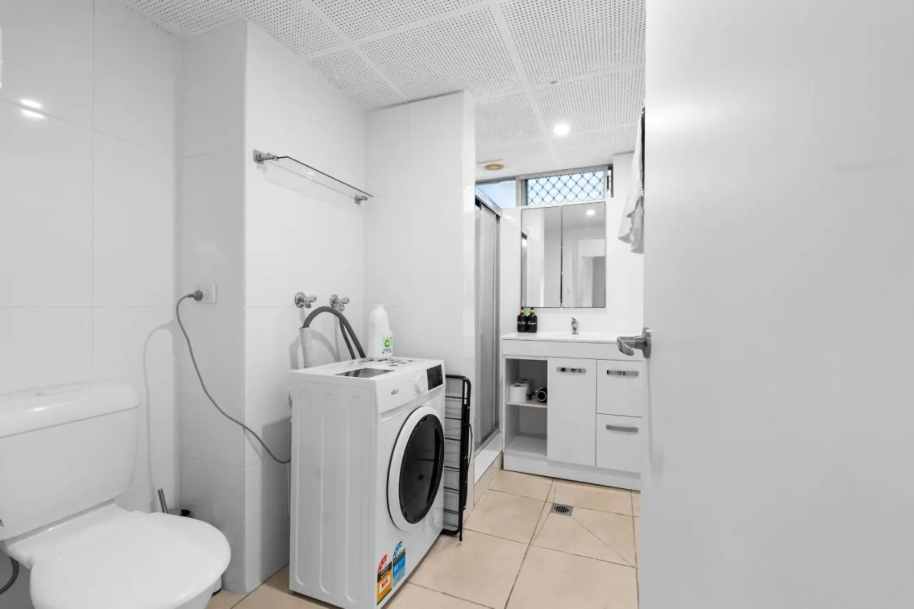 Lägenhet The Tropical - Pet Friendly 2Br Escape Near Beach & Tram With Parking Guldkusten Australien
