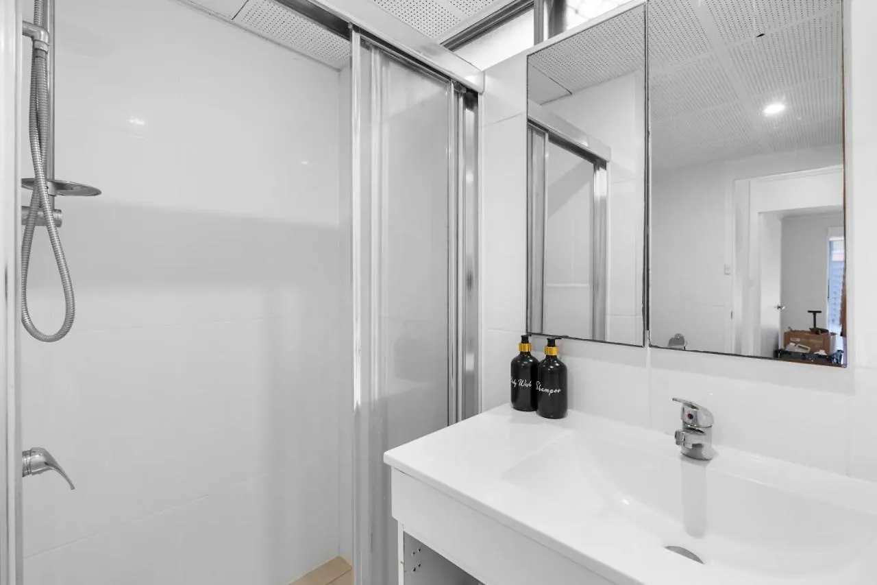 The Tropical - Pet Friendly 2Br Escape Near Beach & Tram With Parking Guldkusten Lägenhet