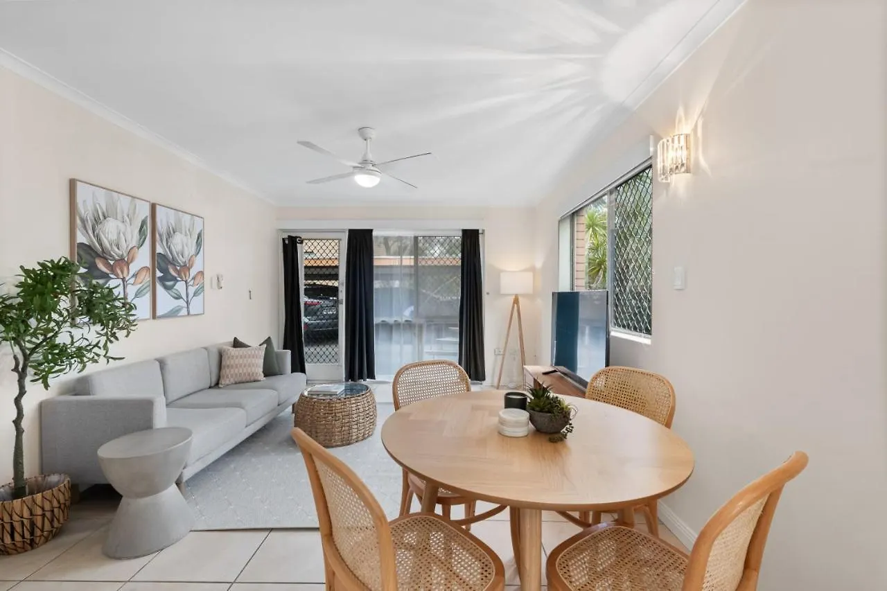 Lägenhet The Tropical - Pet Friendly 2Br Escape Near Beach & Tram With Parking Guldkusten