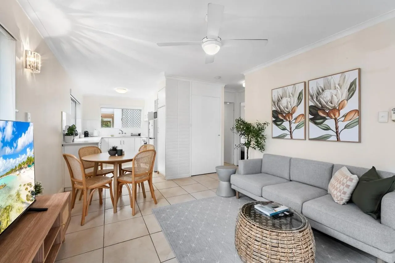 The Tropical - Pet Friendly 2Br Escape Near Beach & Tram With Parking Guldkusten Lägenhet