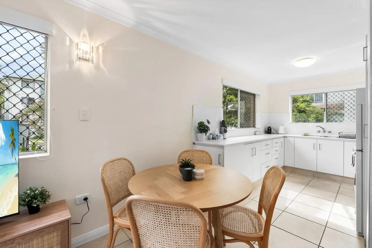 The Tropical - Pet Friendly 2Br Escape Near Beach & Tram With Parking Guldkusten Australien