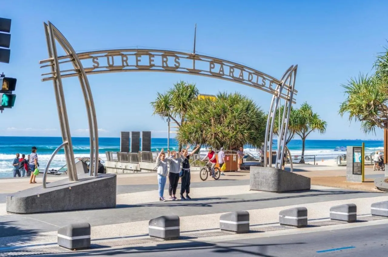 The Tropical - Pet Friendly 2Br Escape Near Beach & Tram With Parking Guldkusten Lägenhet