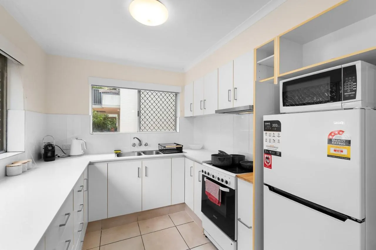 Lägenhet The Tropical - Pet Friendly 2Br Escape Near Beach & Tram With Parking Guldkusten